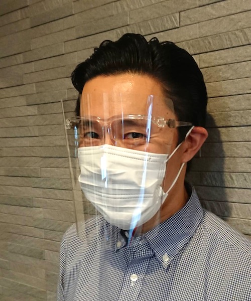 めがね型フェイスシールド着用例
